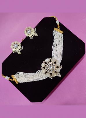 Off White Pearls And Stone Classice Necklace Set
